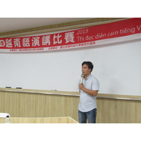 本校越南語教師致詞鼓勵各位學生